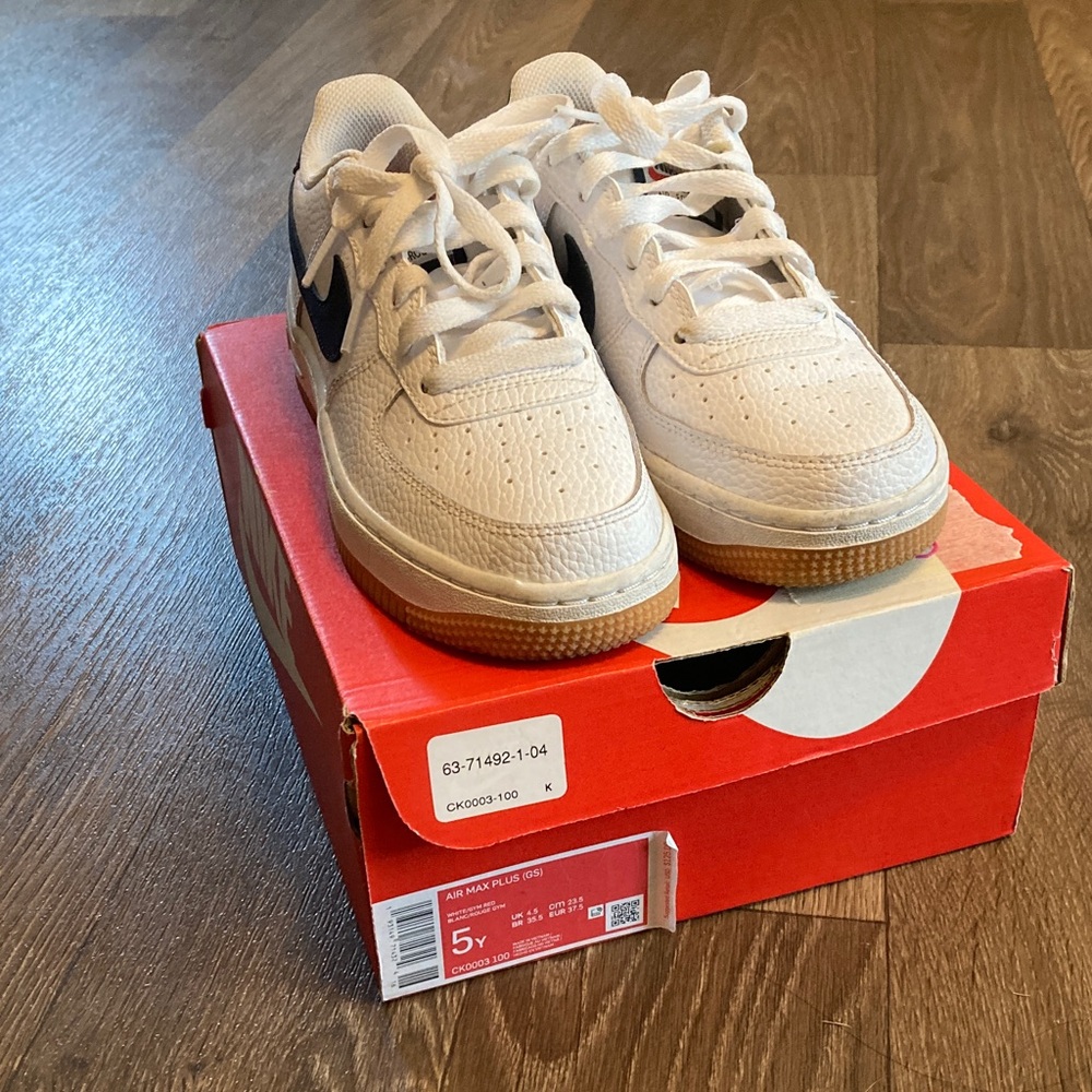 Nike Air Force 1 in White and navy with Gum Sole
